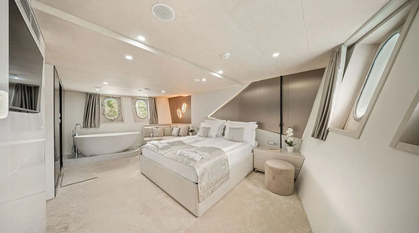CRISTAL Master cabin