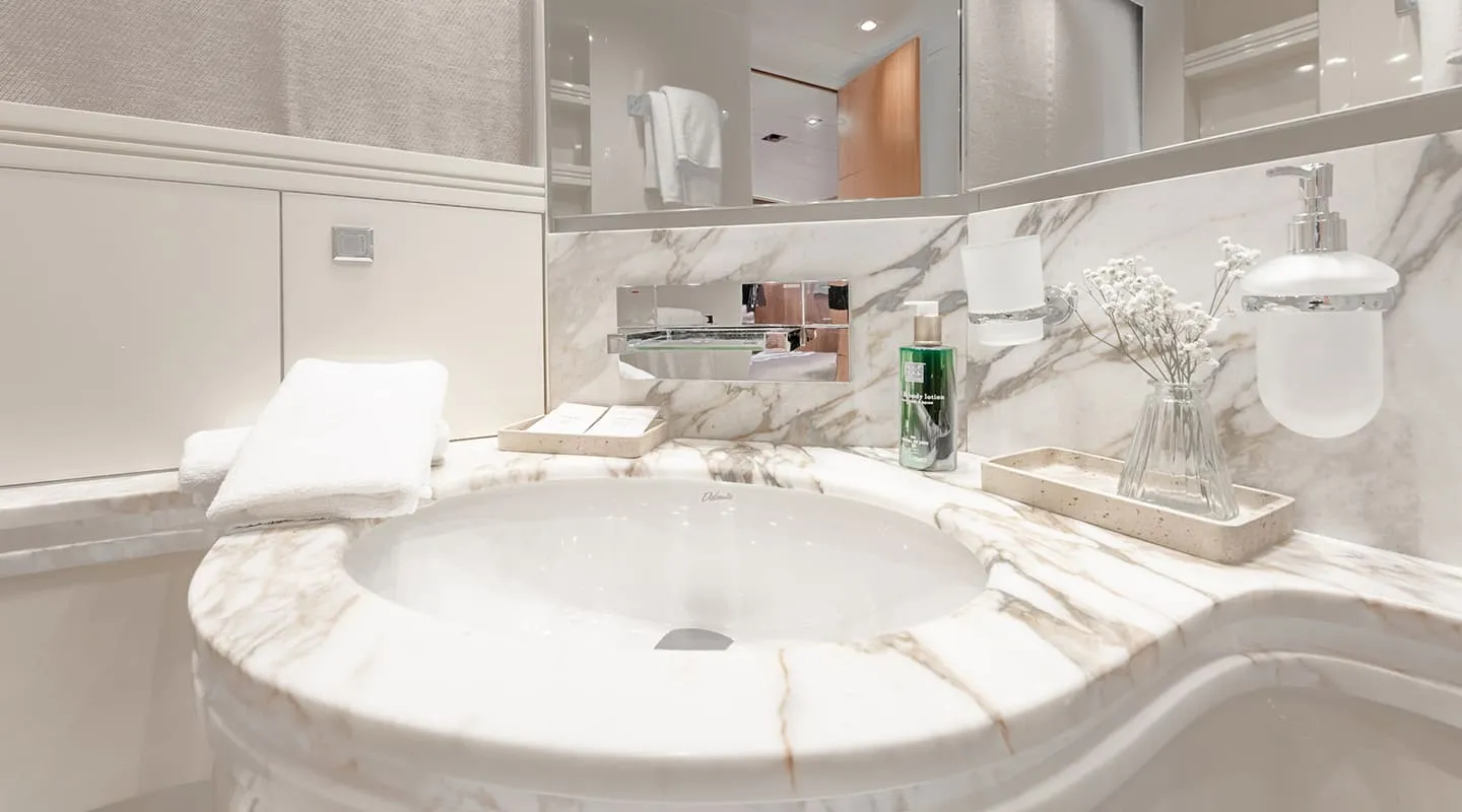 CYNTHIA Bathroom
