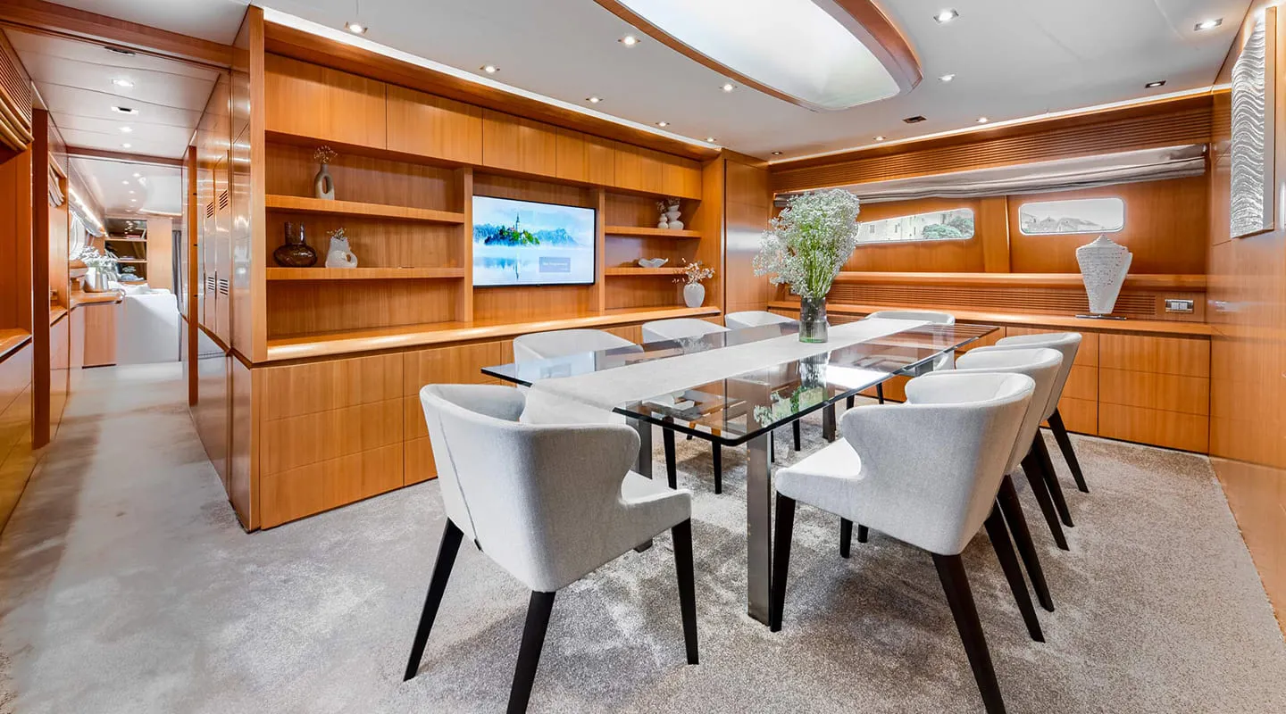 CYNTHIA Dining area in salon
