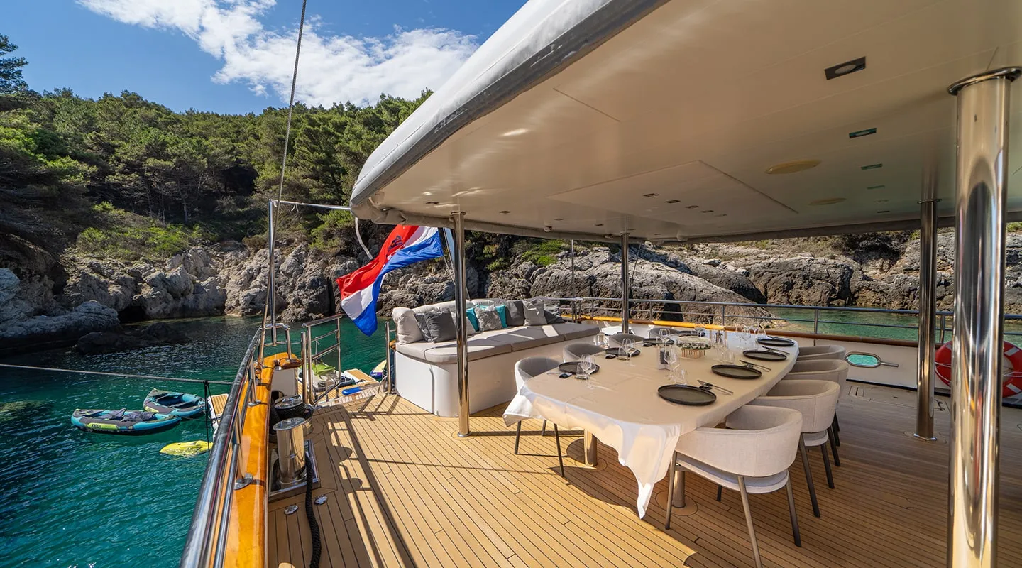 DALMATINO Aft deck