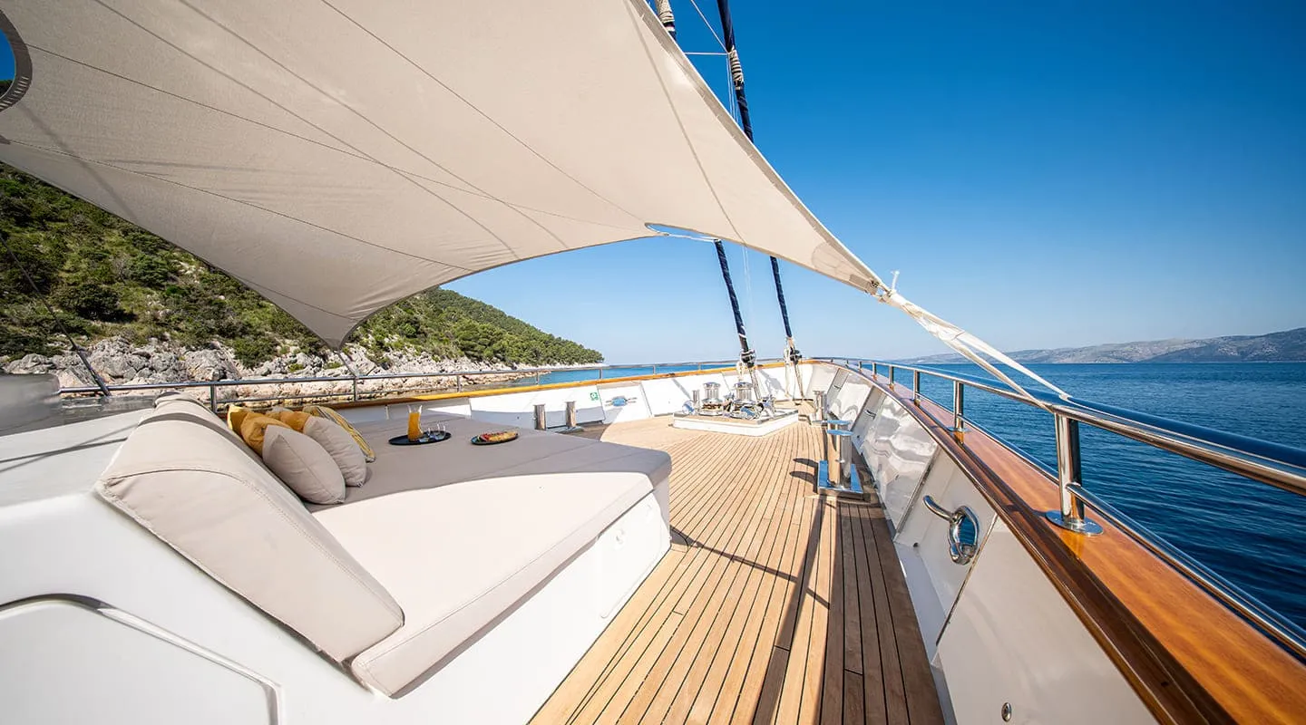 DALMATINO Bow deck
