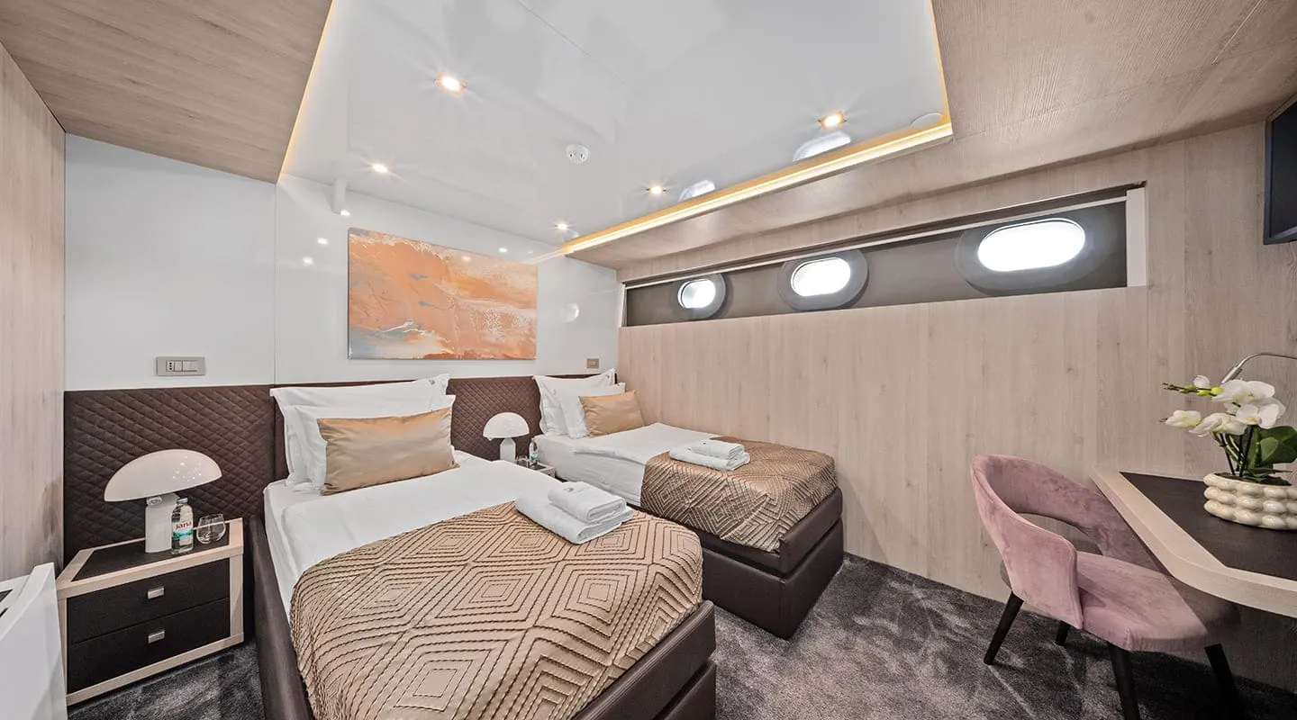 DALMATINO Twin cabin