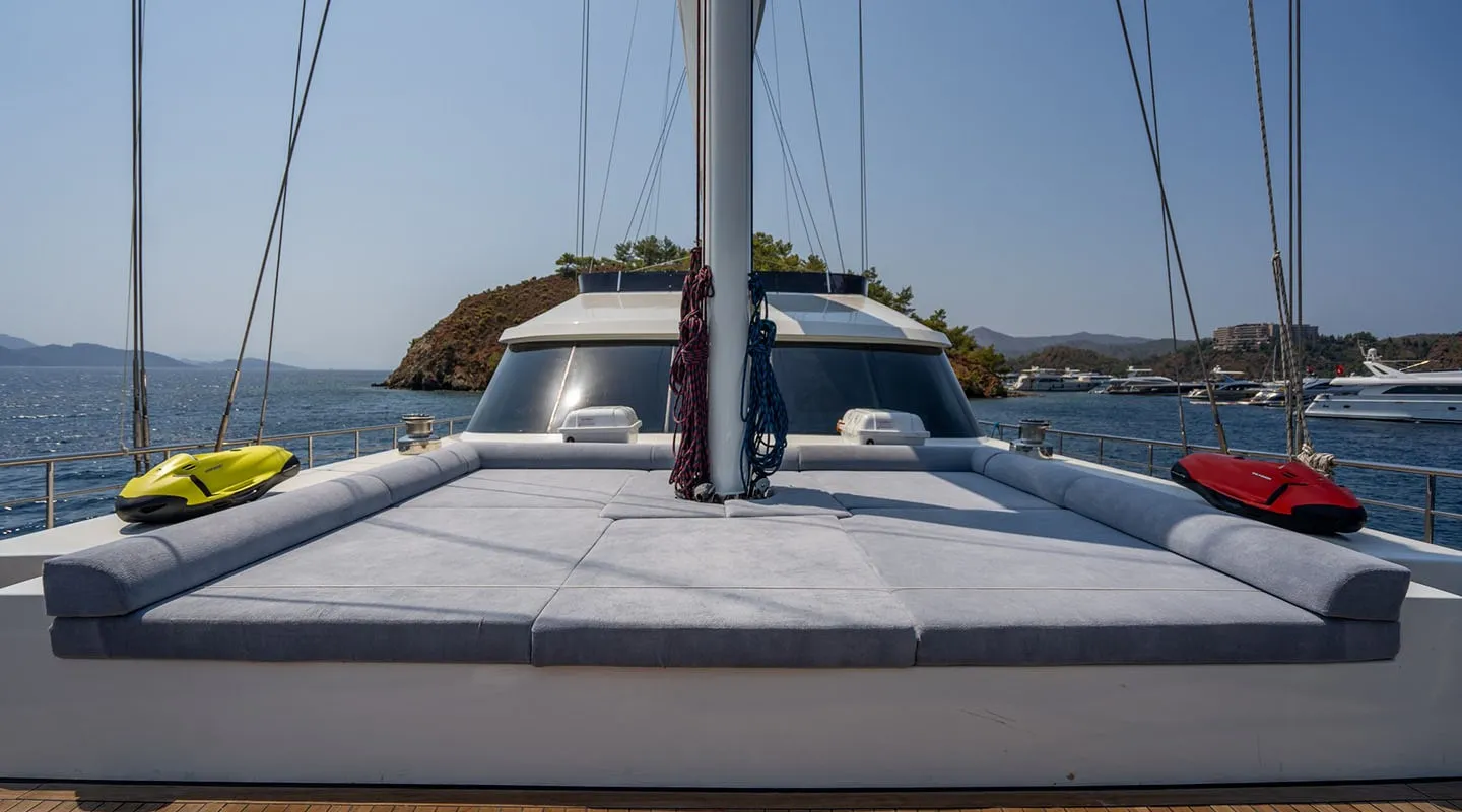 DE LOVE Bow deck