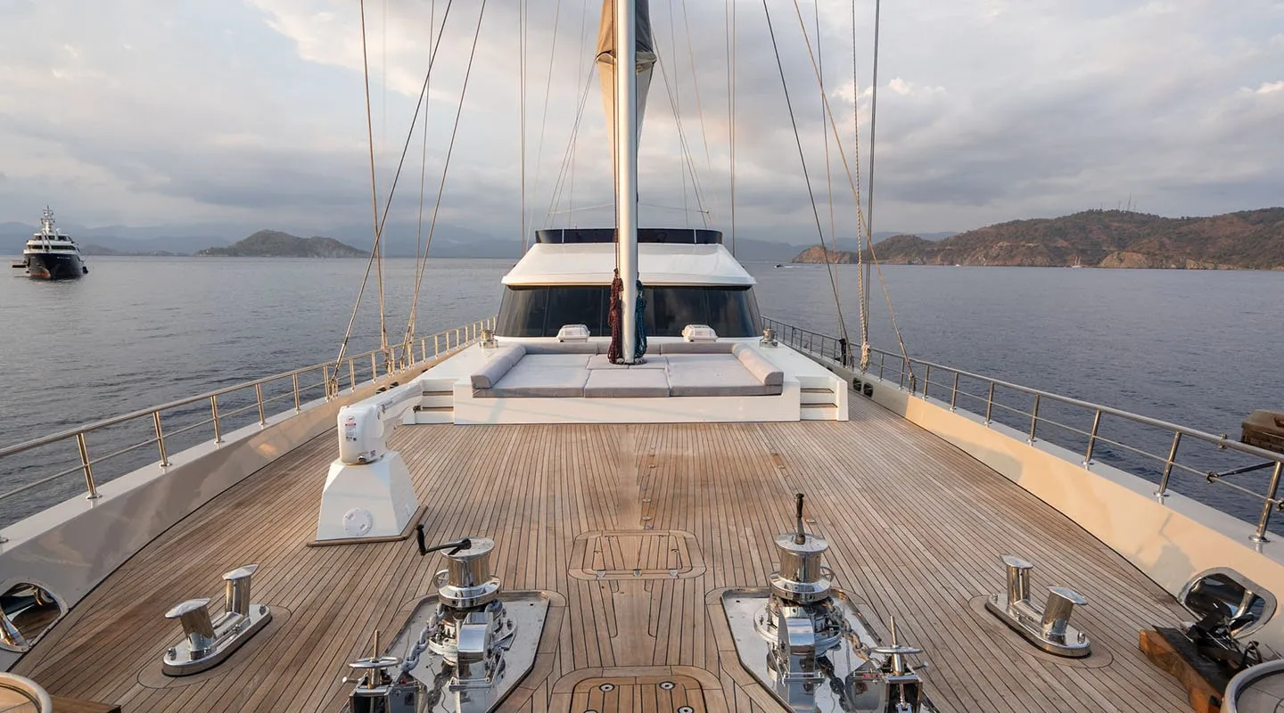 DE LOVE Bow deck