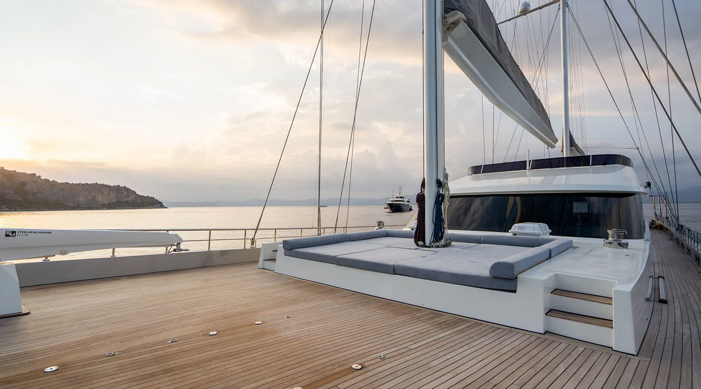 DE LOVE Bow deck