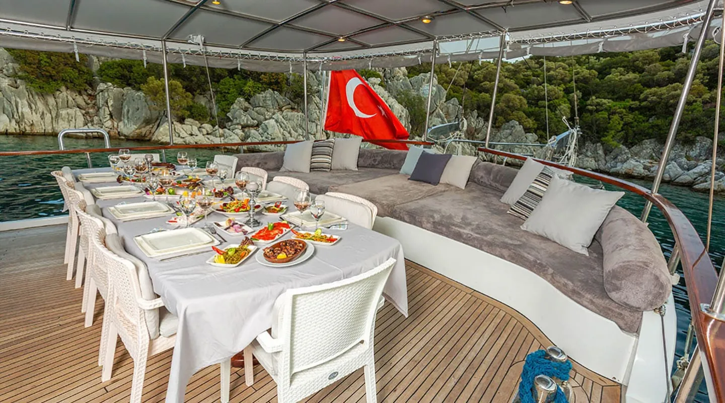 DERYA DENIZ Aft deck