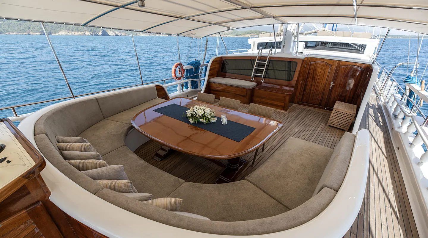 DURAMAZ Aft deck