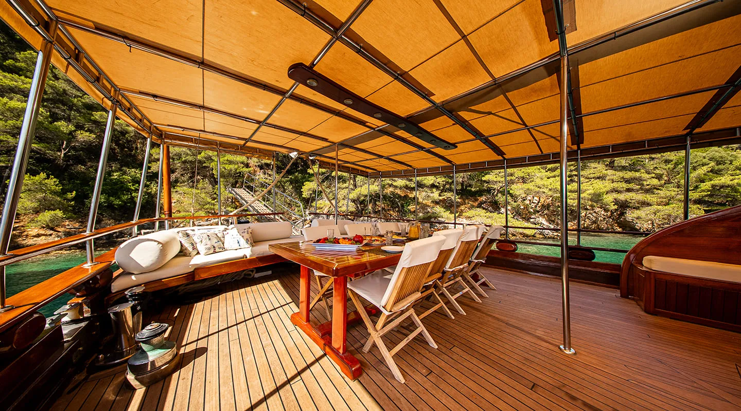 ELEGANZA Aft deck