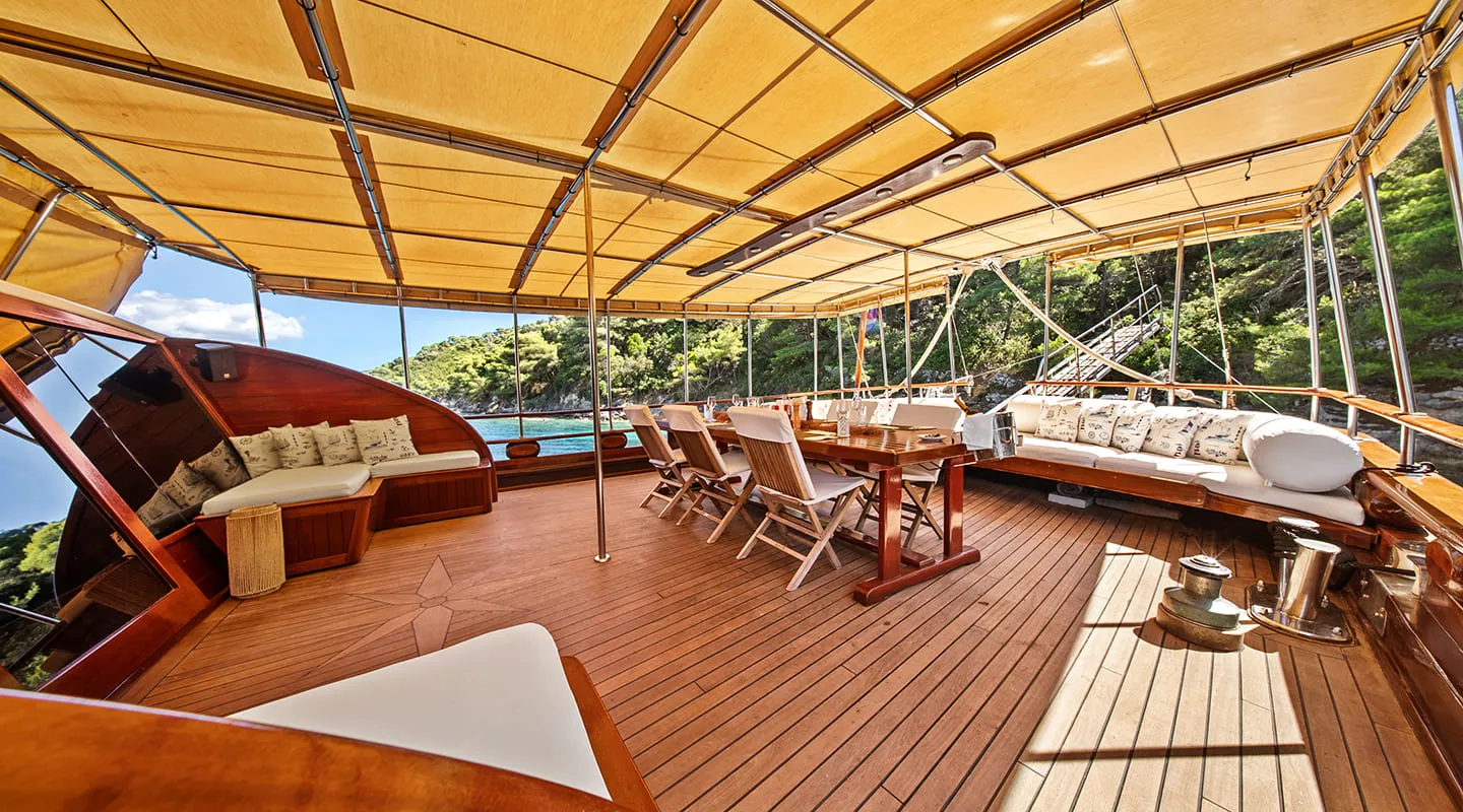 ELEGANZA Aft deck