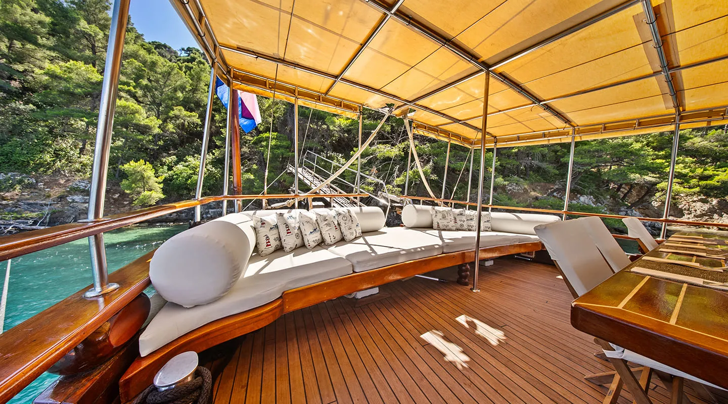 ELEGANZA Aft deck