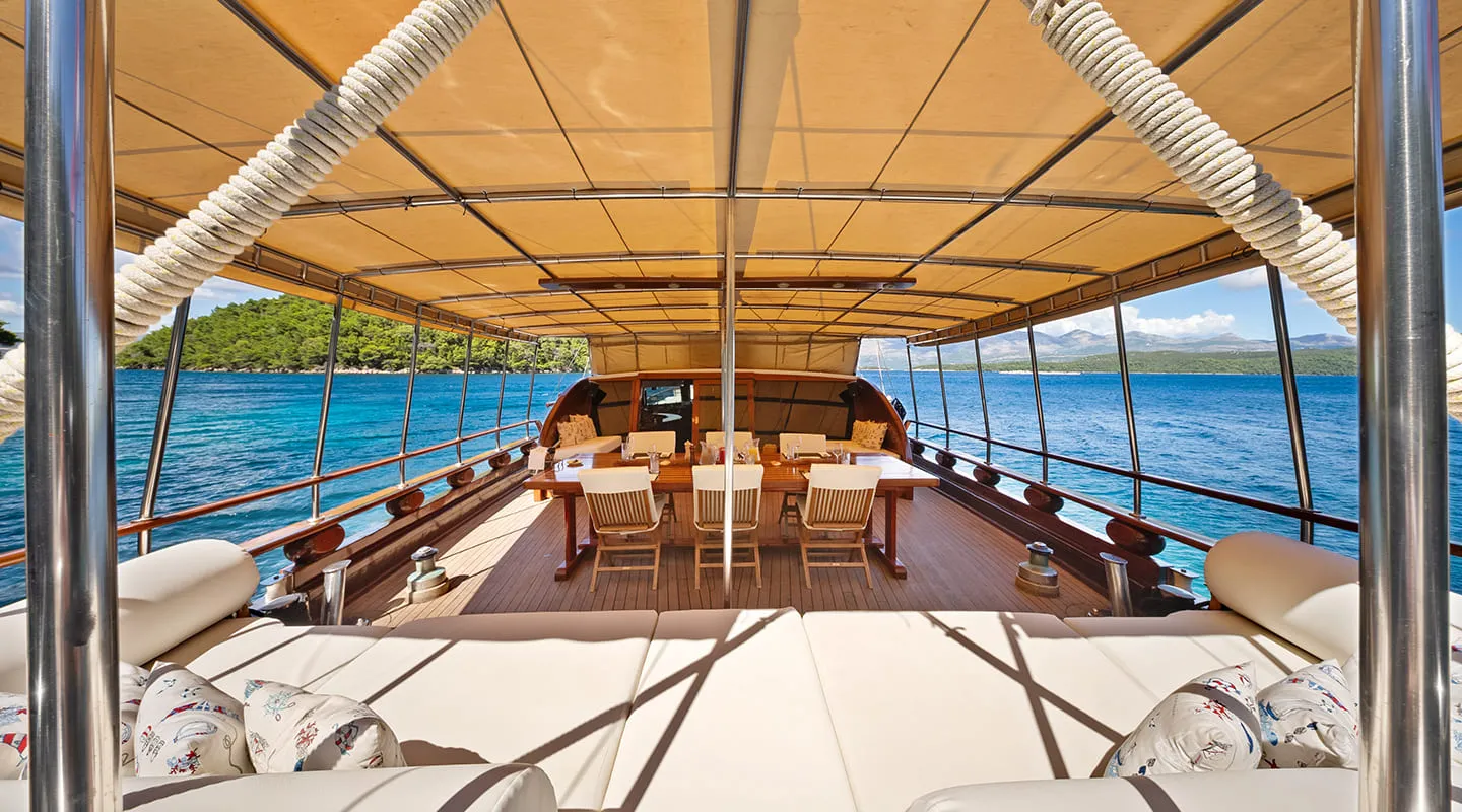 ELEGANZA Aft deck