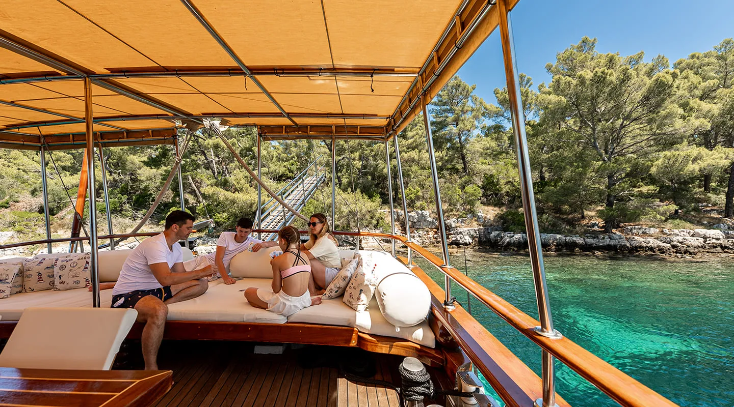 ELEGANZA Aft deck