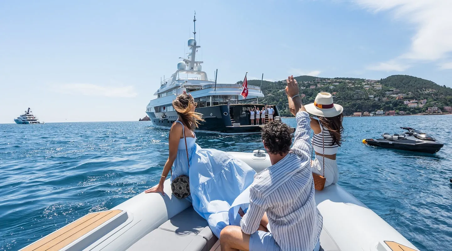 EMERALD Arriving to the yacht