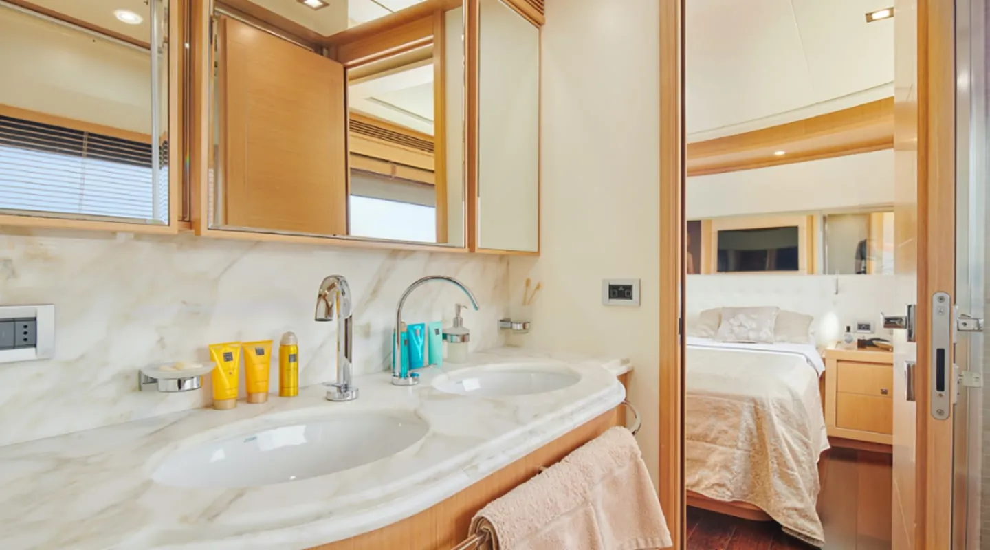 FRIENDS BOAT Master cabin bathroom