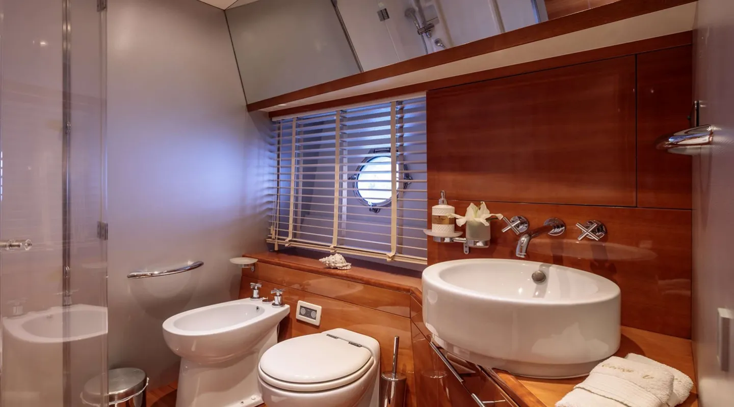GEORGE V Bathroom