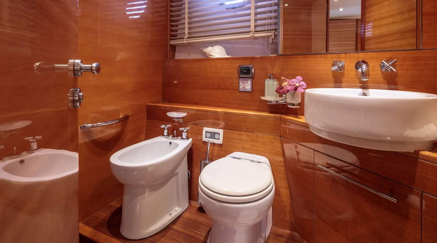 GEORGE V Bathroom