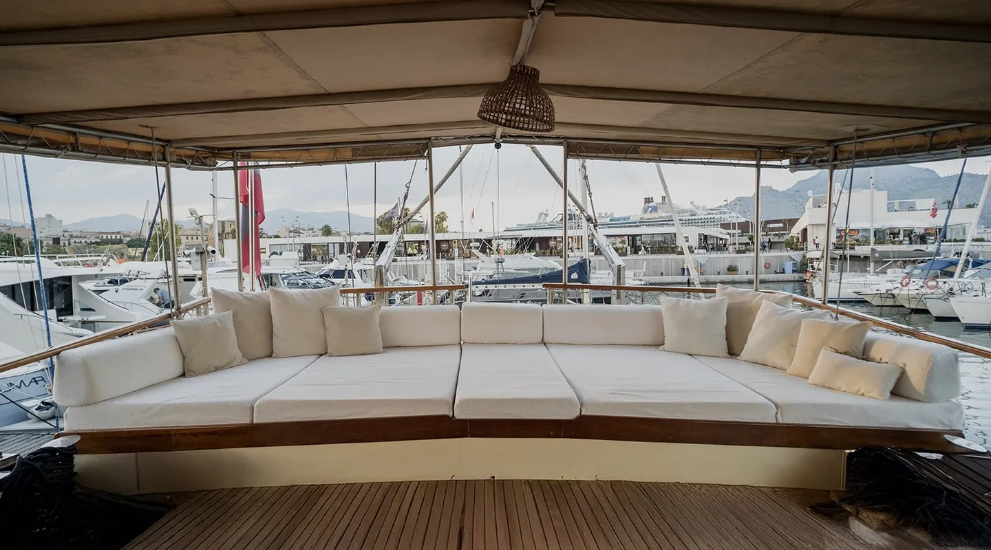 HANDE CAPO GALERA Aft deck