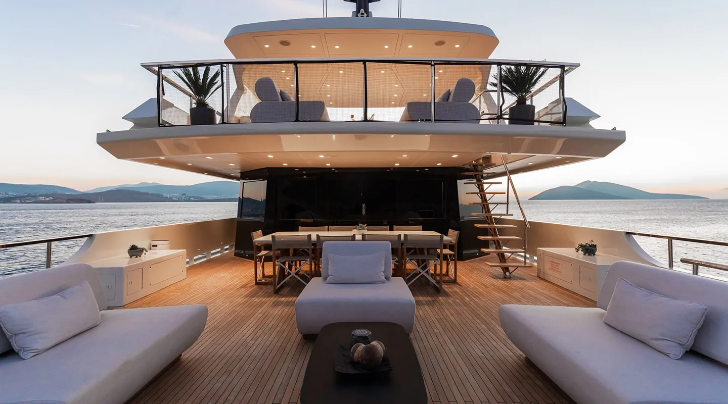 ILLUSION II Aft deck