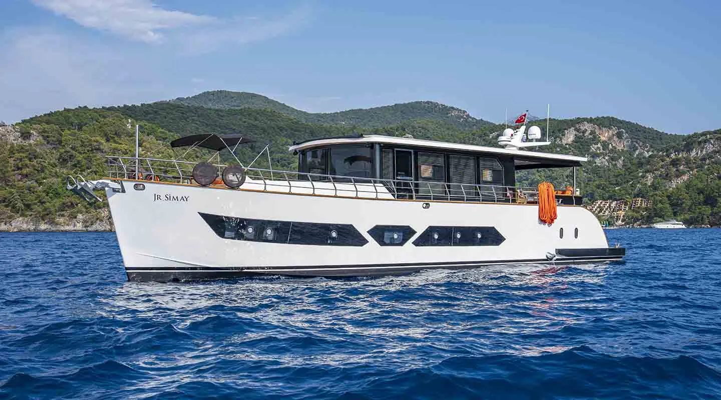 JUNIOR SIMAY Anchored