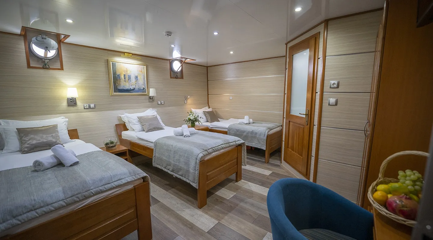 KARIZMA Triple cabin