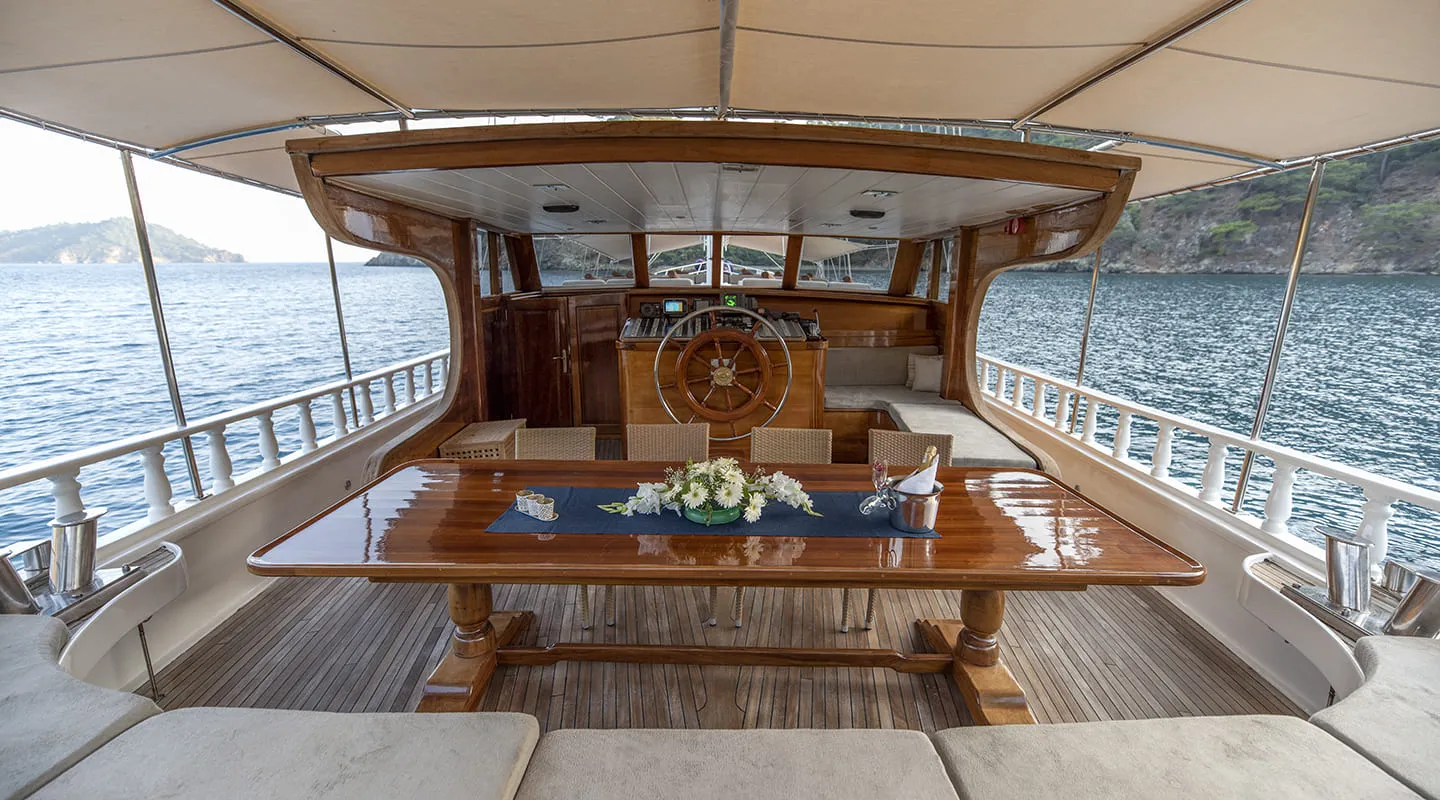 KAYHAN 8 Aft deck