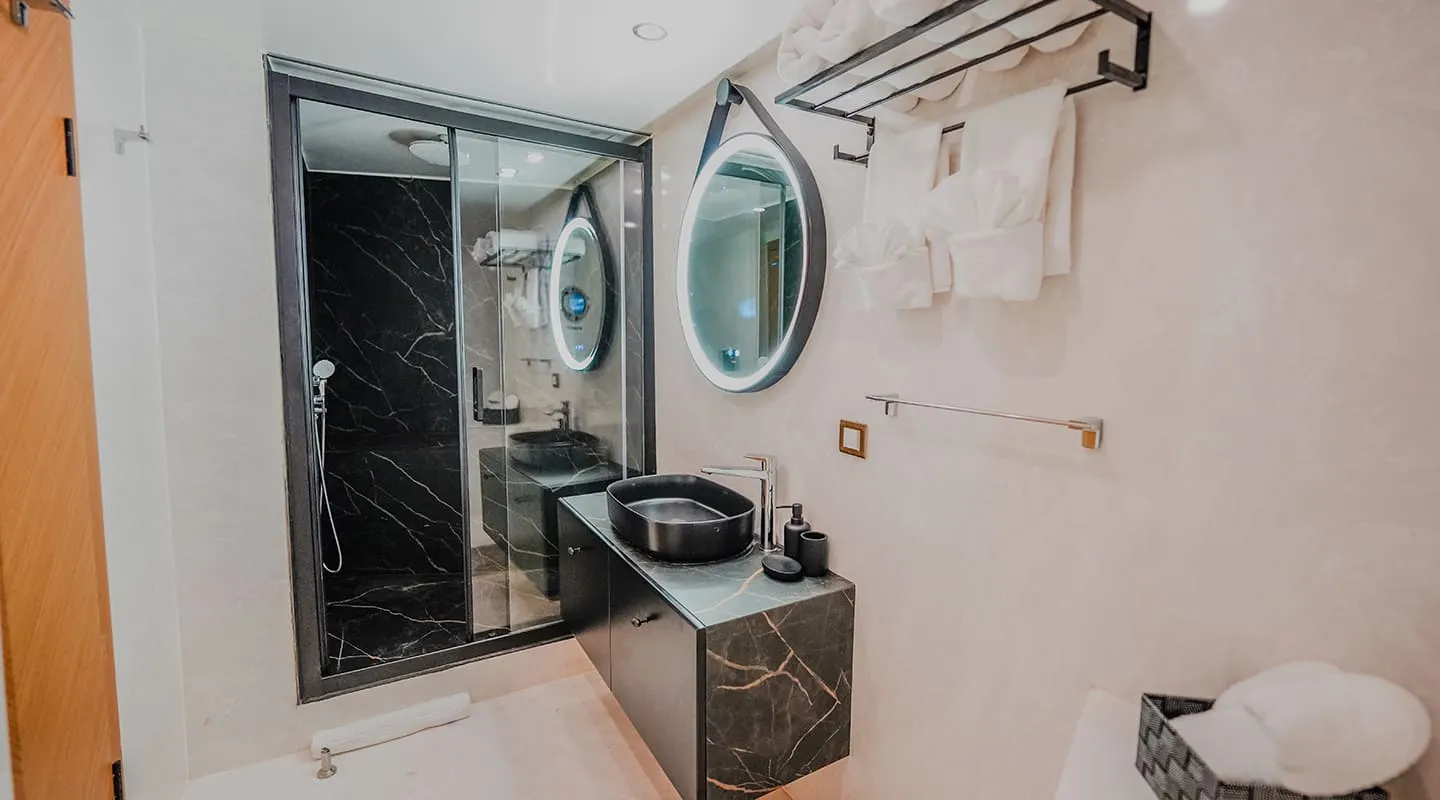 KING OF THE SEA Bathroom