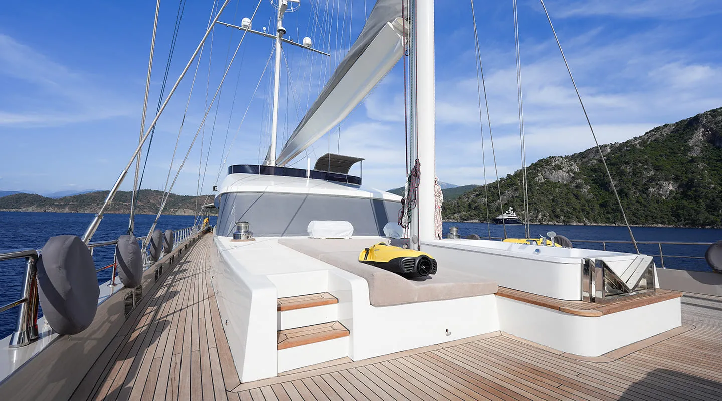 KING OF THE SEA Bow deck