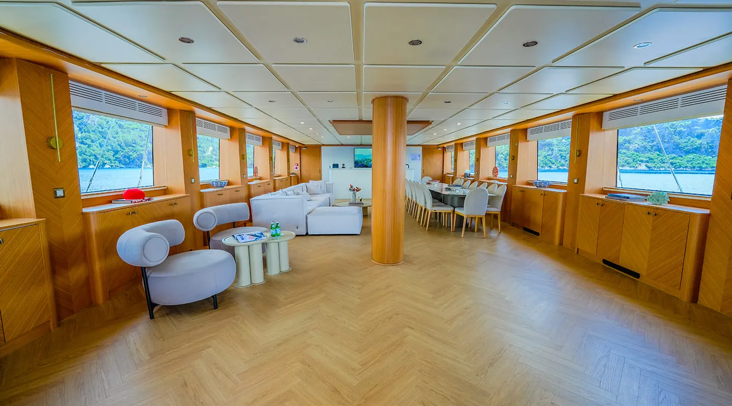 KING OF THE SEA Saloon