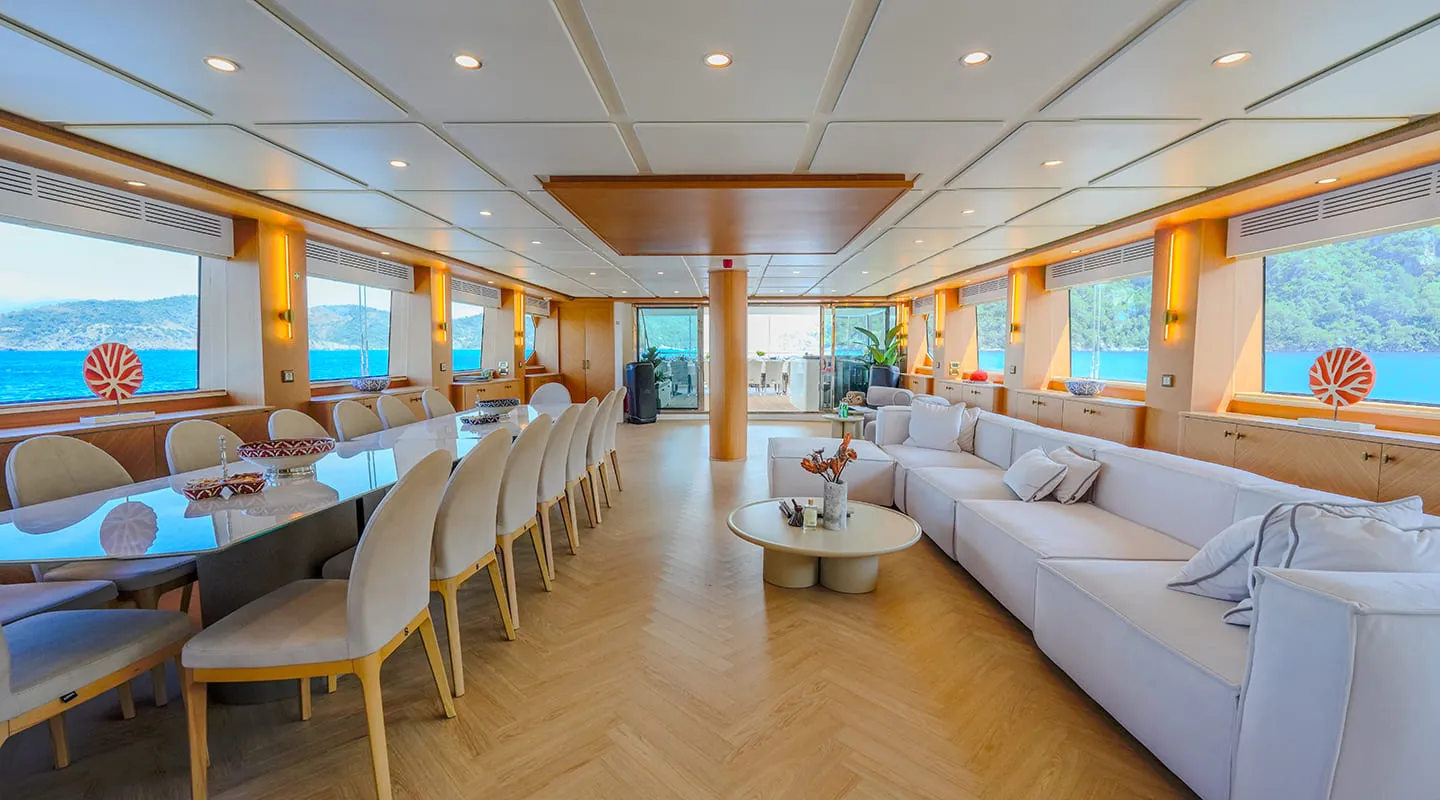 KING OF THE SEA Saloon