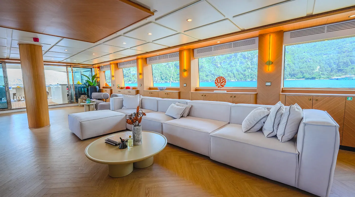 KING OF THE SEA Saloon