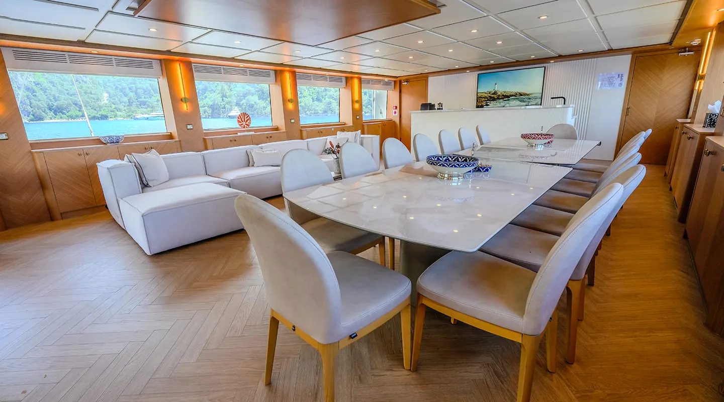 KING OF THE SEA Saloon