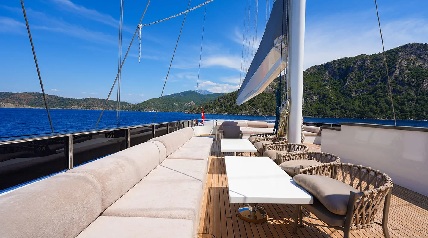 KING OF THE SEA Sun deck