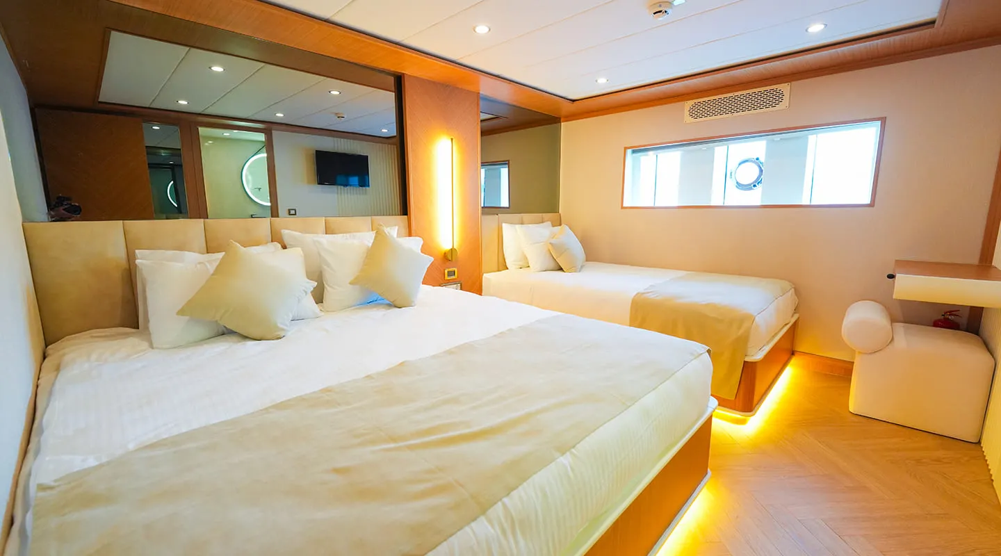 KING OF THE SEA Triple cabin