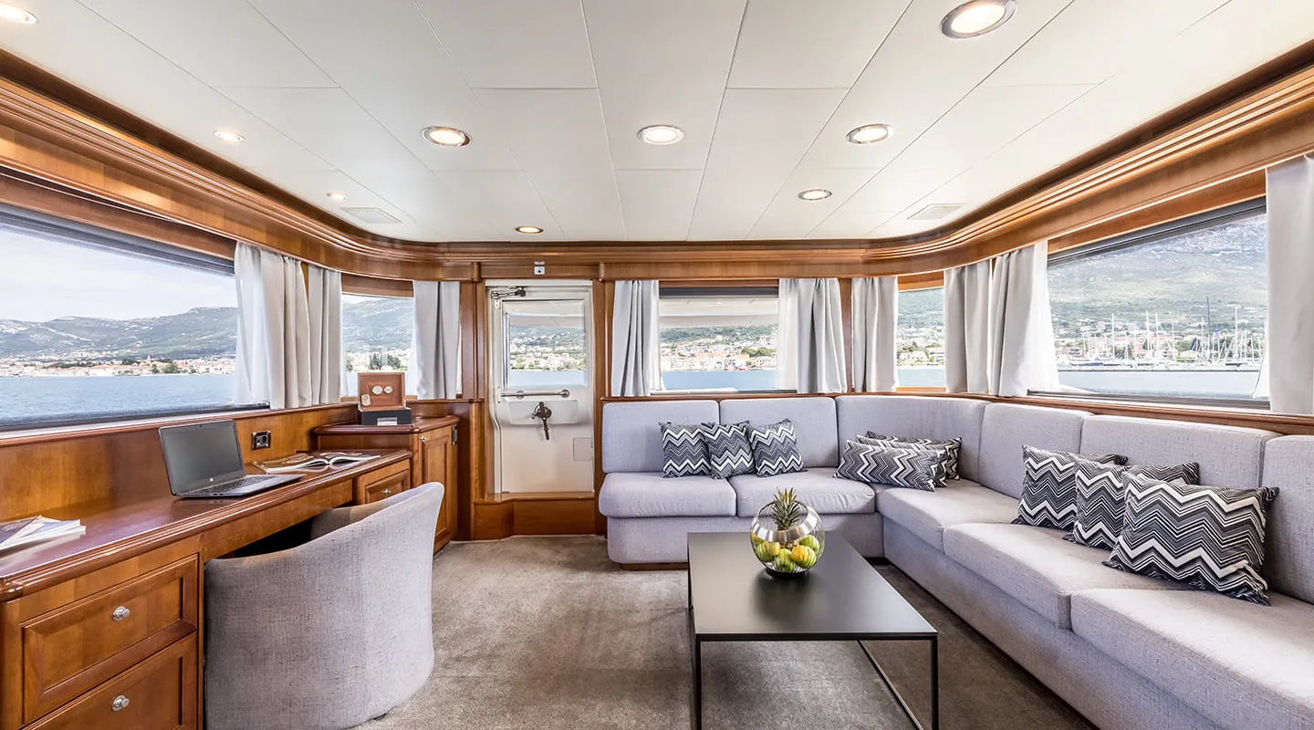 KLOBUK Upper deck salon