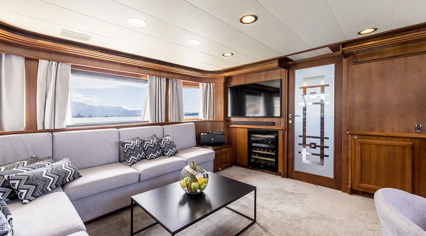 KLOBUK Upper deck salon