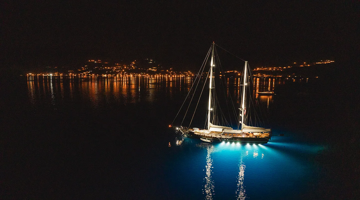 LA BELLA VITA At night