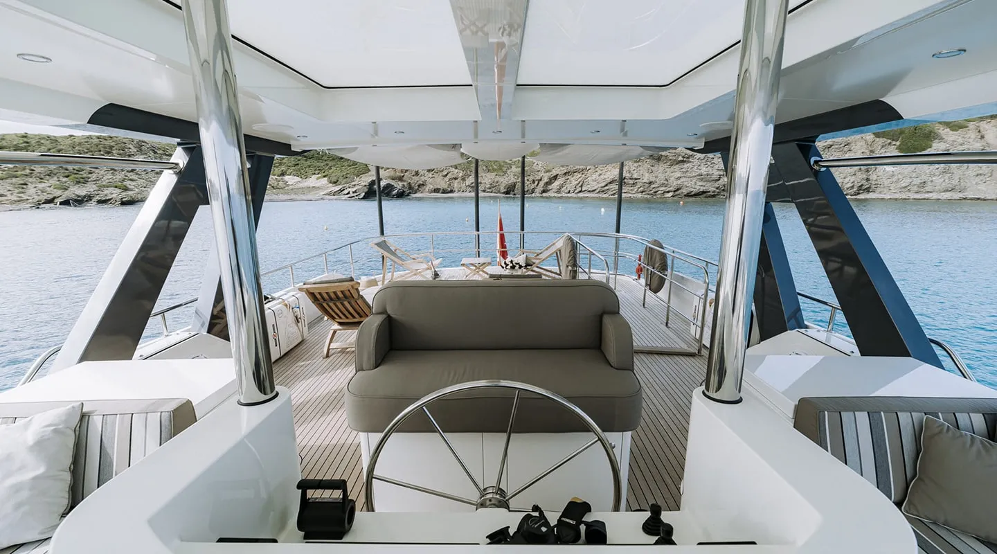 LAS NINAS Flybridge