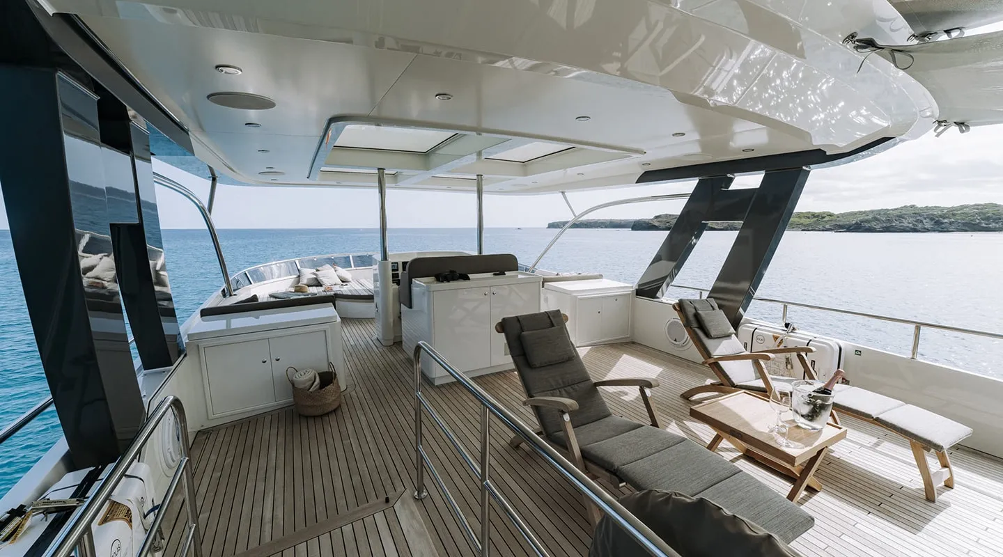 LAS NINAS Flybridge