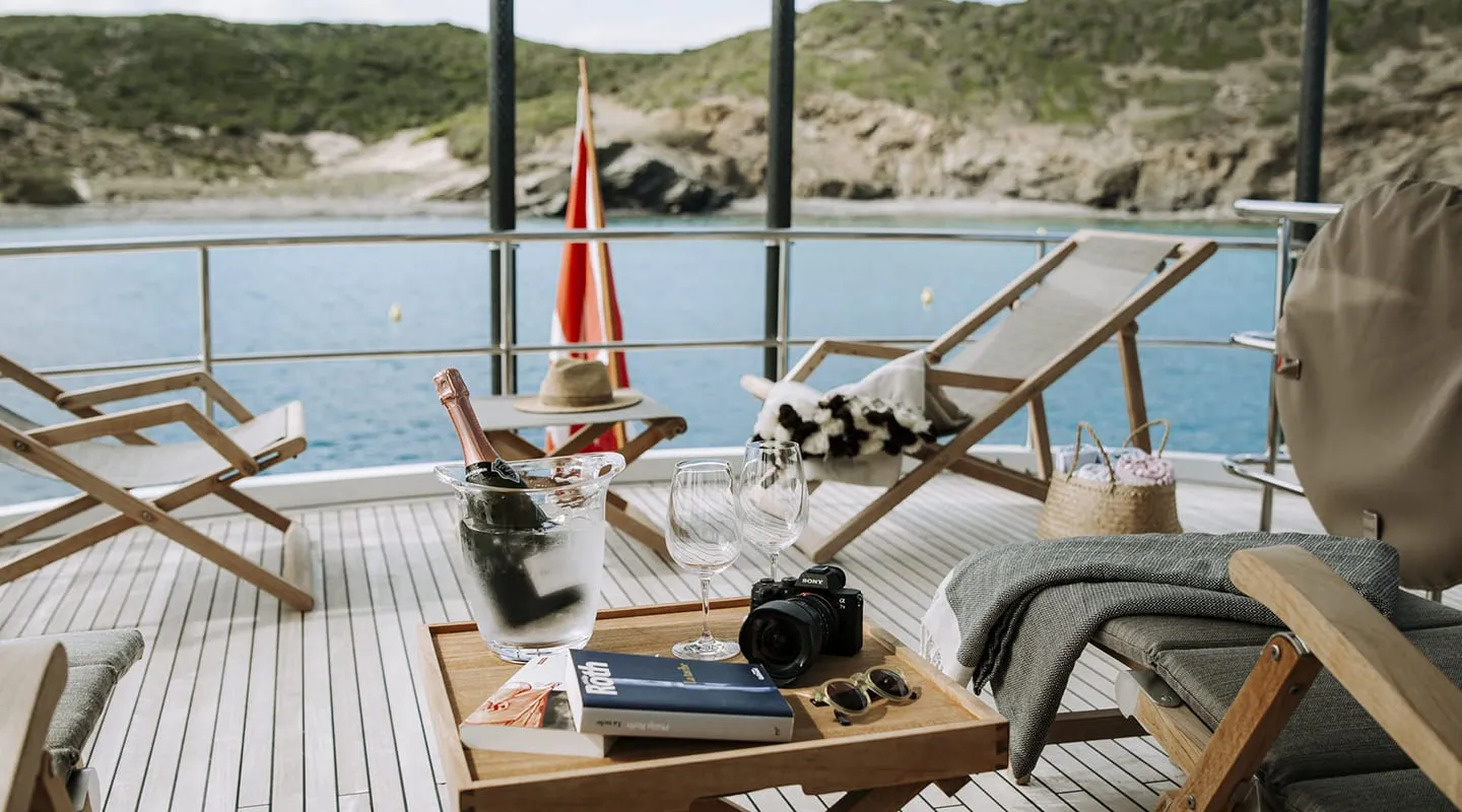 LAS NINAS Flybridge