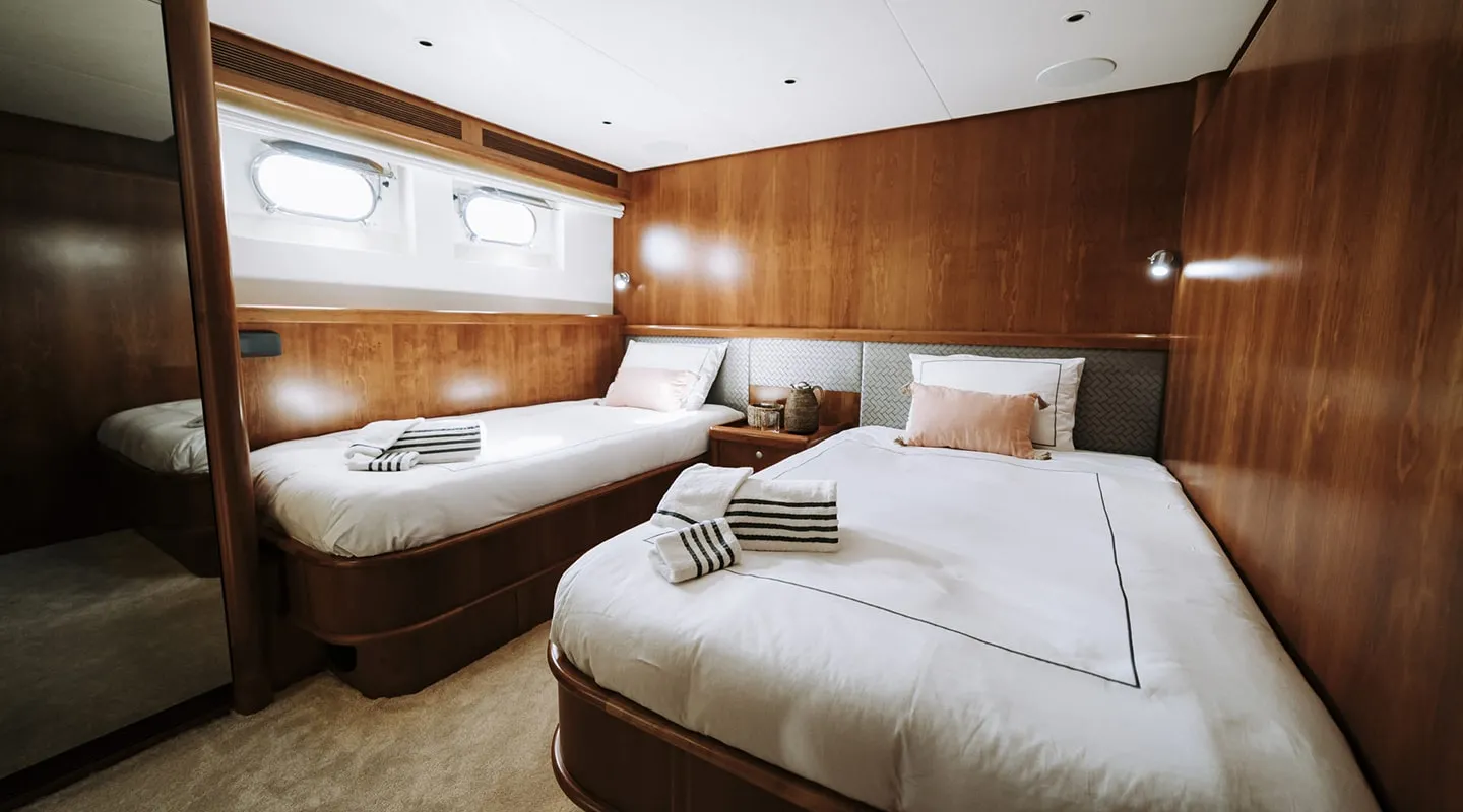LAS NINAS Twin cabin