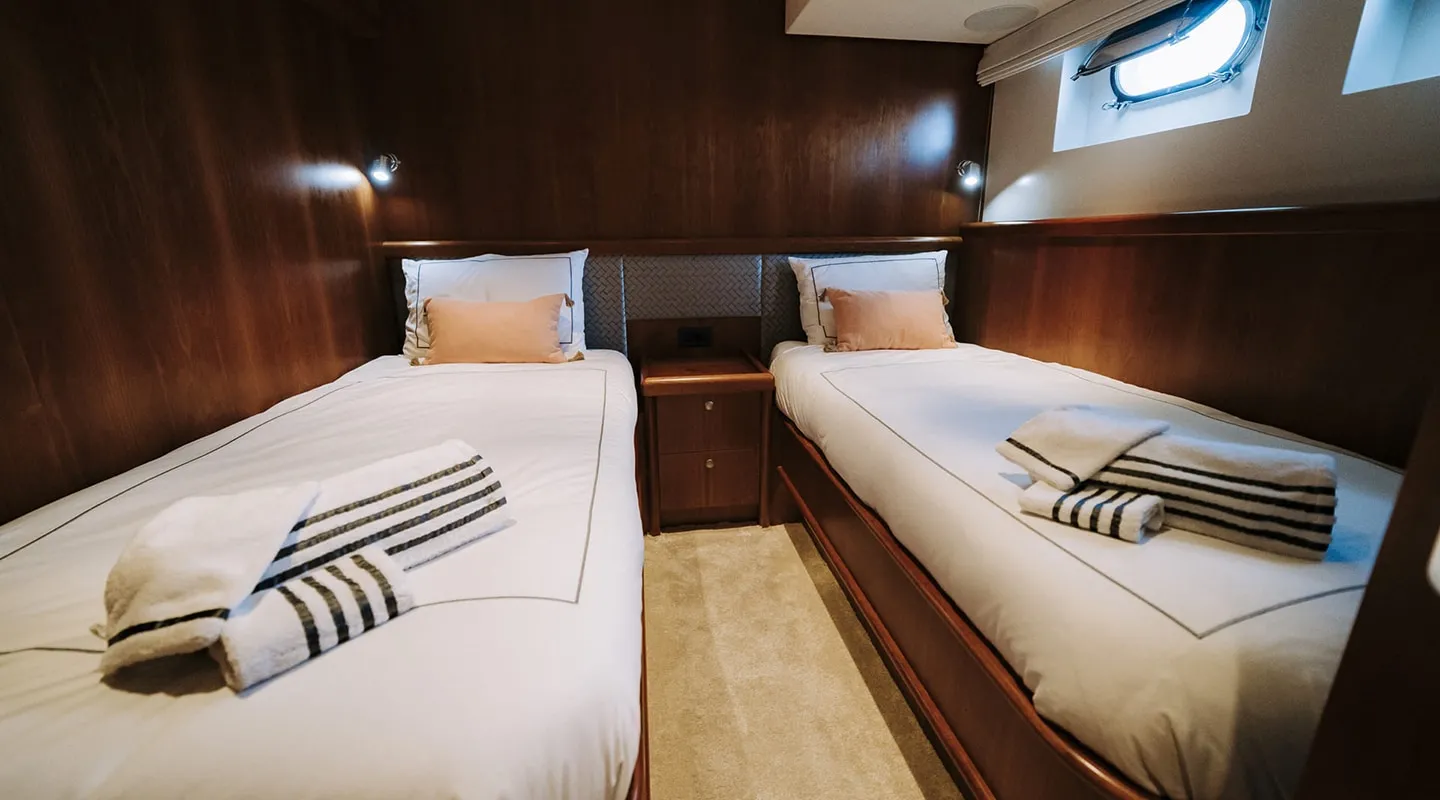 LAS NINAS Twin cabin