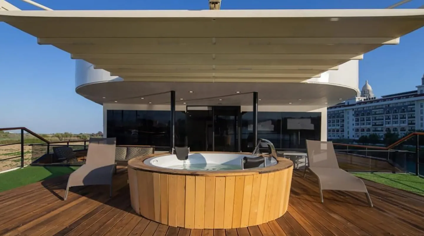 LIMITLESS Jacuzzi