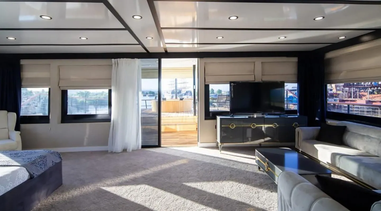 LIMITLESS Saloon