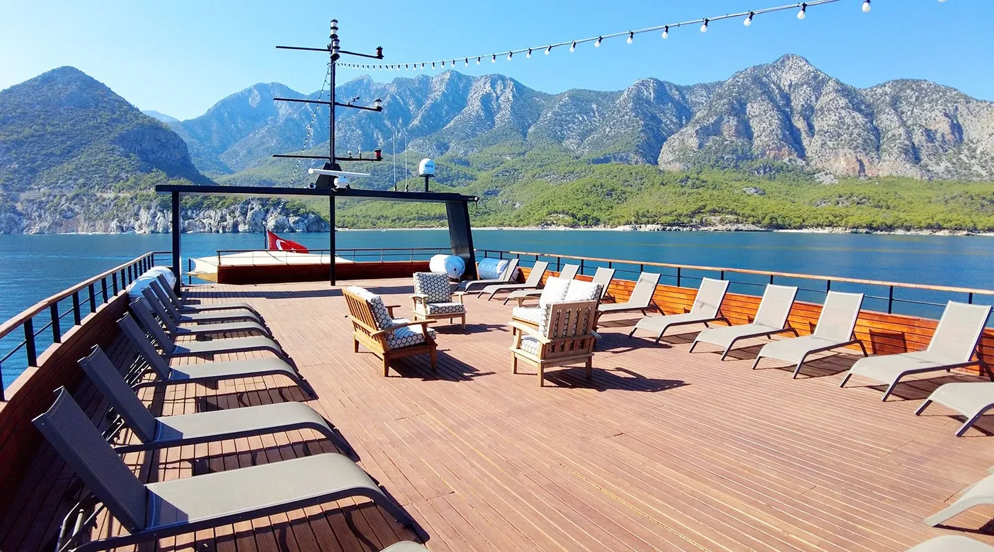 LIMITLESS Sun deck