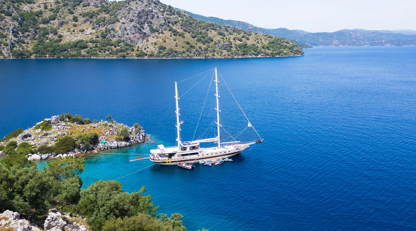 LUCE DEL MARE Anchored