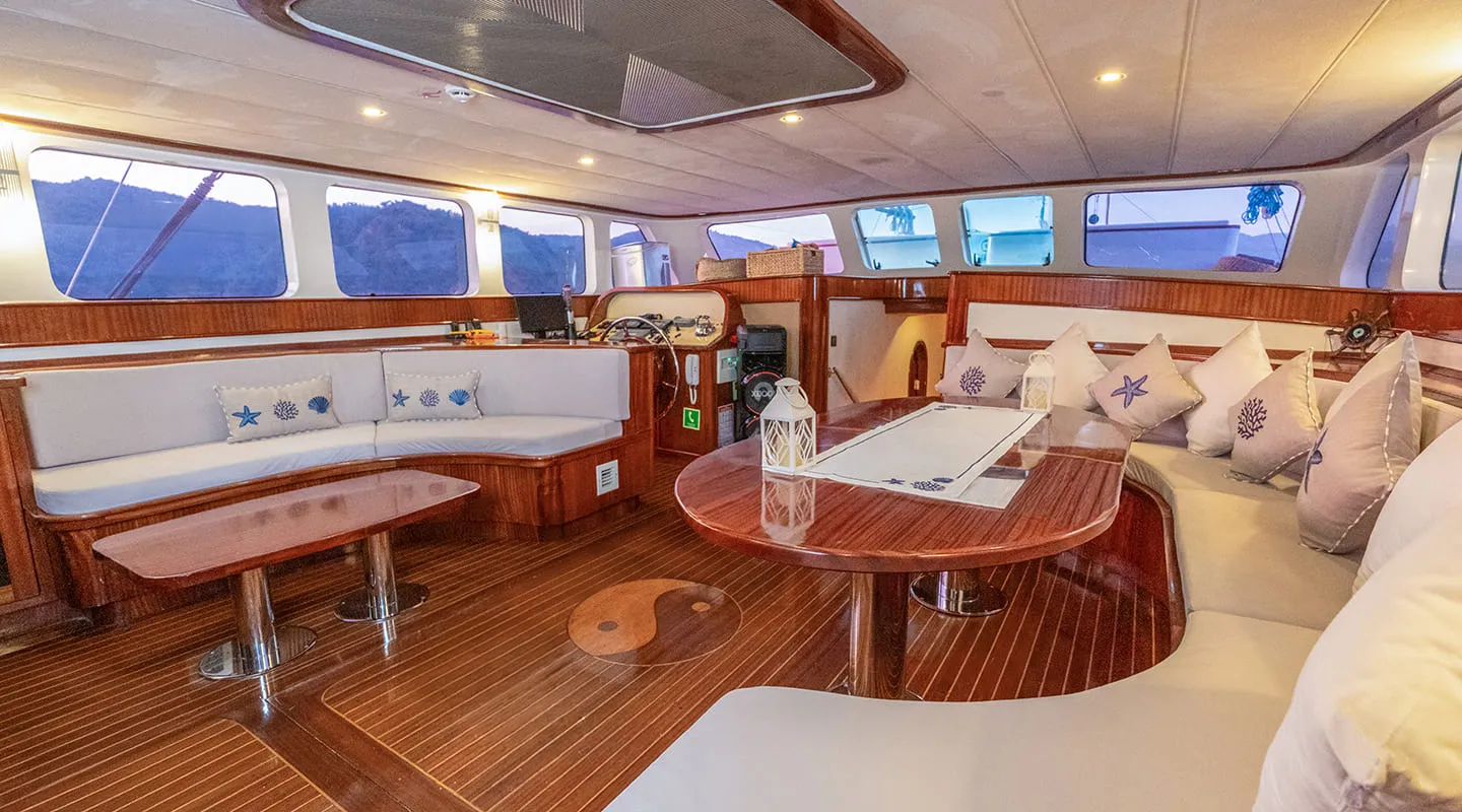 LUCE DEL MARE Saloon
