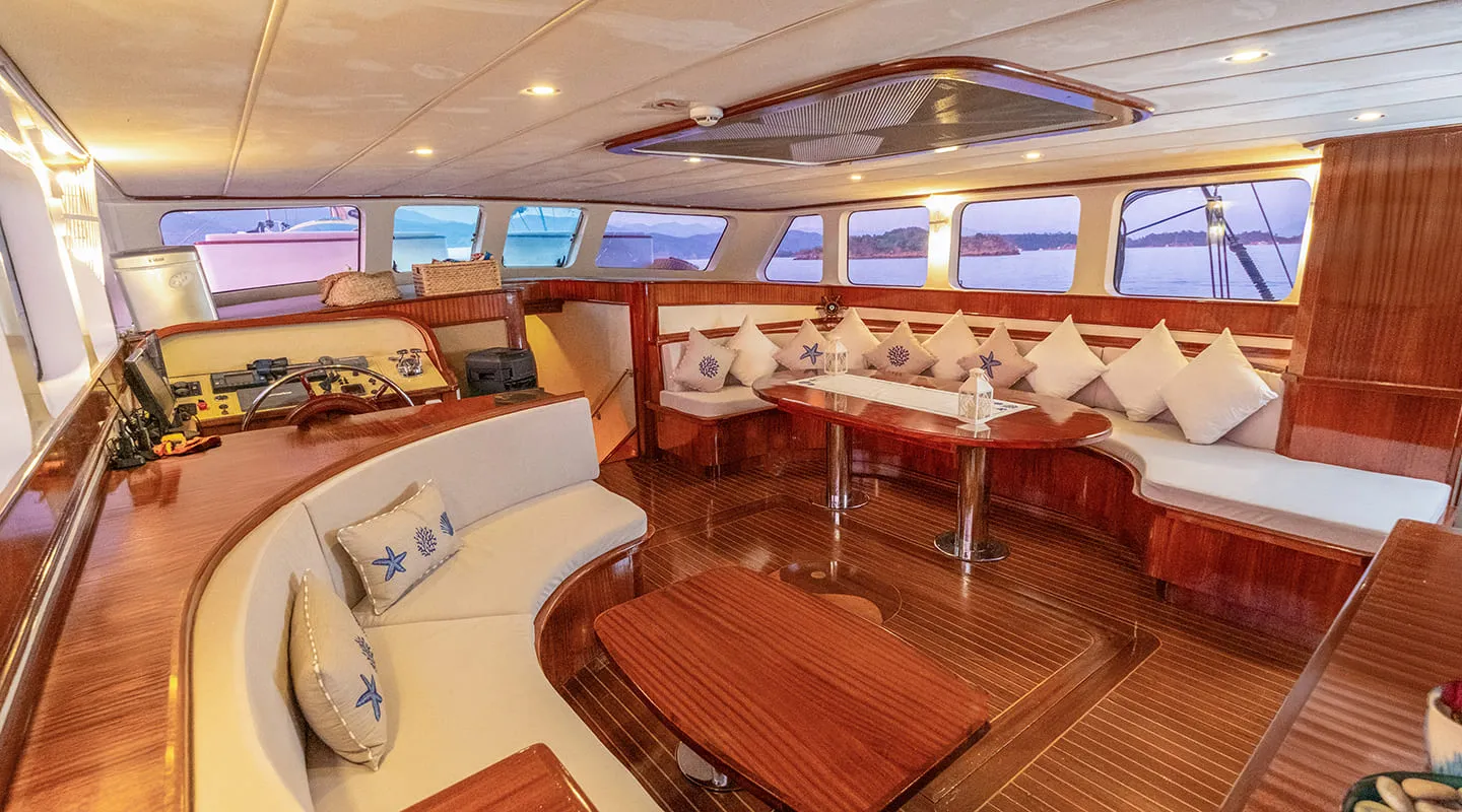 LUCE DEL MARE Saloon