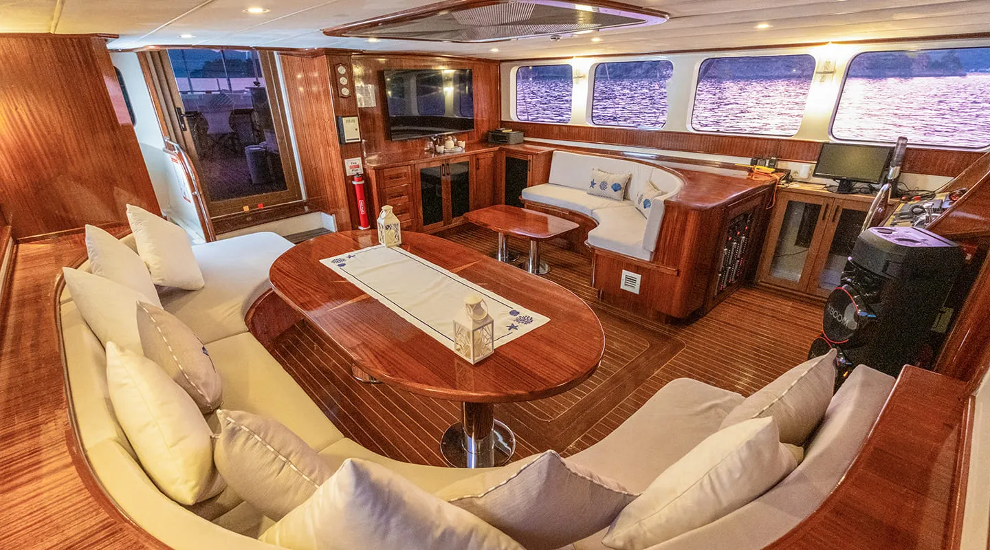 LUCE DEL MARE Saloon