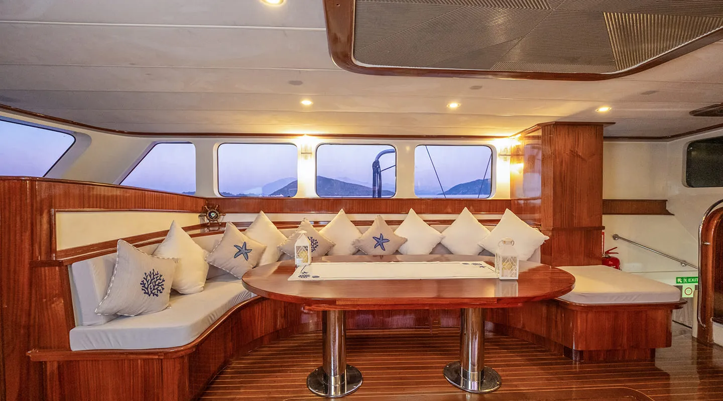 LUCE DEL MARE Saloon