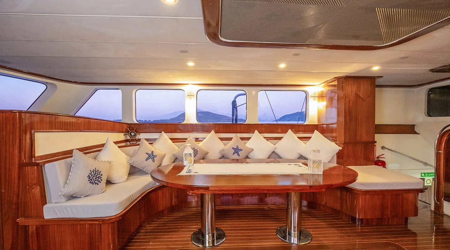 LUCE DEL MARE Saloon